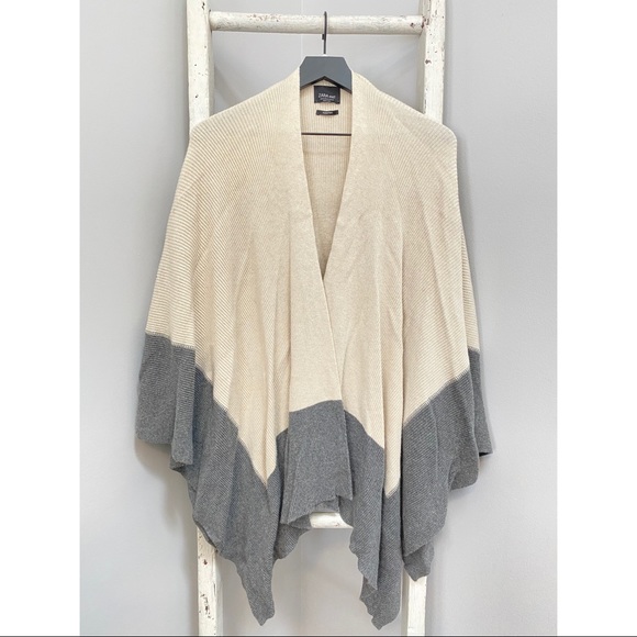 ZARA Italian Yarn Poncho - Picture 1 of 3